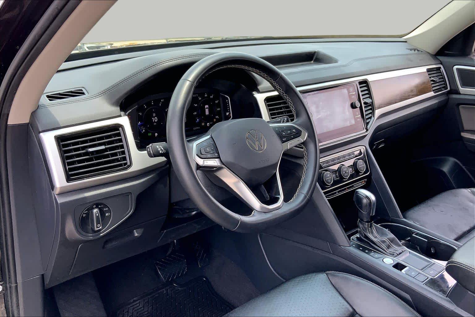 2022 Volkswagen Atlas 2.0T SE w/Technology Deep Black Pearl at Mac Haik Ford