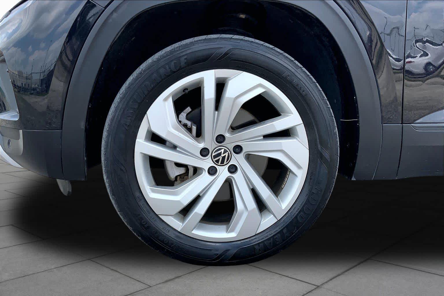 2022 Volkswagen Atlas 2.0T SE w/Technology Deep Black Pearl at Mac Haik Ford