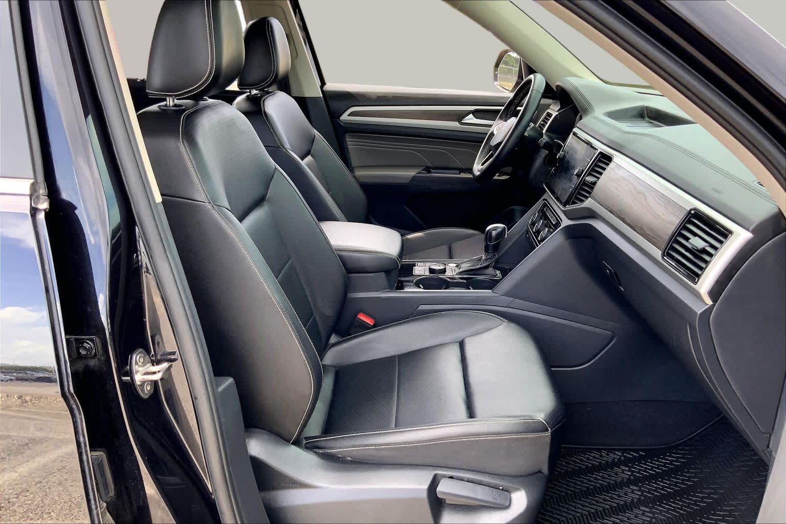 2022 Volkswagen Atlas 3.6L V6 SE w/Technology Deep Black Pearl at Mac Haik Ford