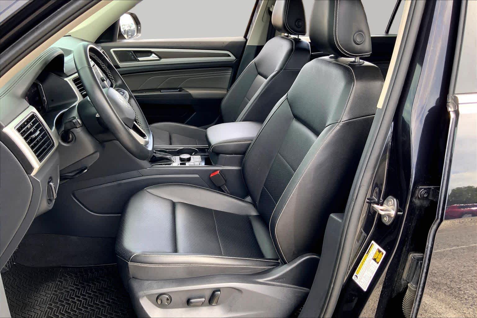 2022 Volkswagen Atlas 3.6L V6 SE w/Technology Deep Black Pearl at Mac Haik Ford