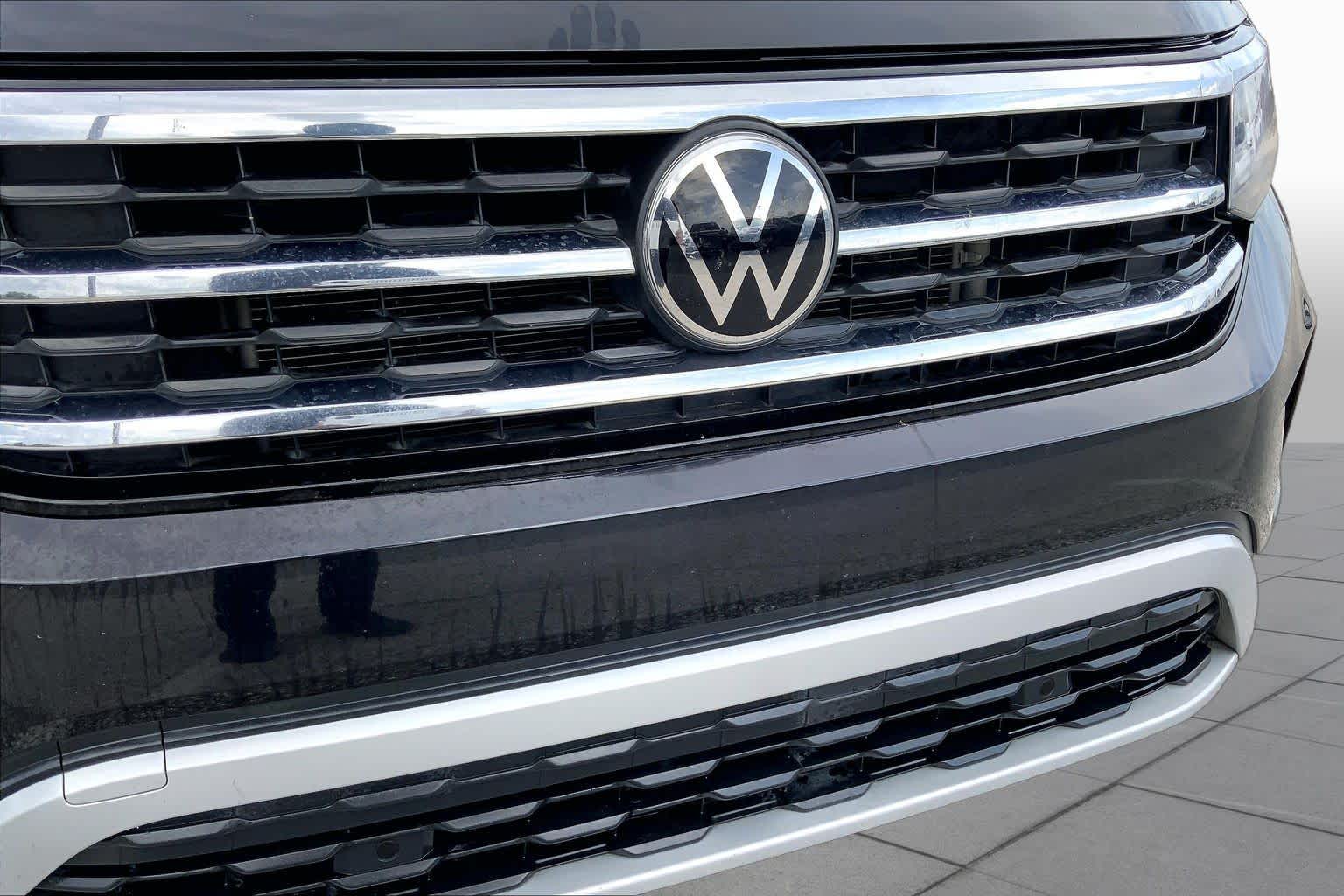 2022 Volkswagen Atlas 3.6L V6 SE w/Technology Deep Black Pearl at Mac Haik Ford