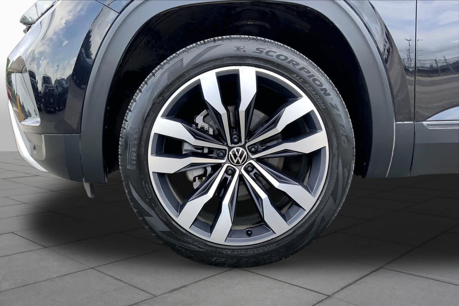 2022 Volkswagen Atlas 3.6L V6 SE w/Technology Deep Black Pearl at Mac Haik Ford