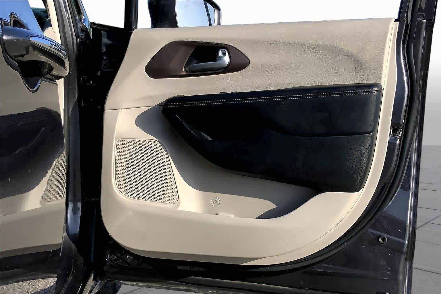 2017 Chrysler Pacifica Touring-L Granite Crystal Metallic Clearcoat at Beck & Masten Kia