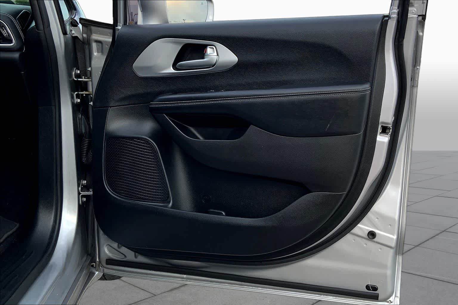 2019 Chrysler Pacifica Limited Billet Silver Metallic Clearcoat at AutoNation USA Katy