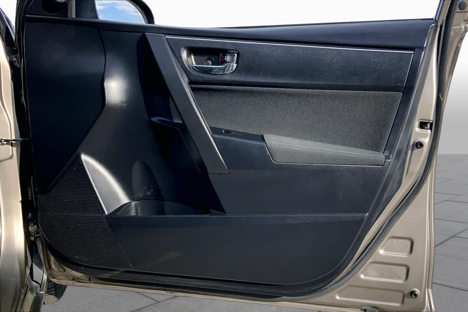 2017 Toyota Corolla photo 22 of 34