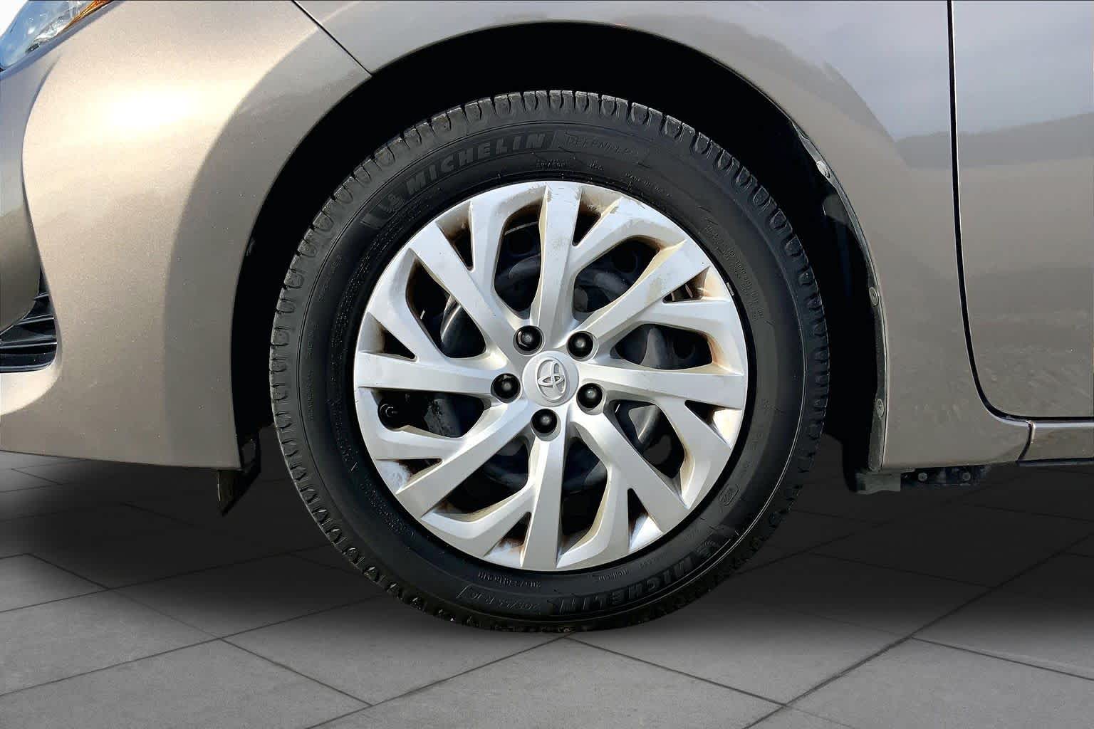 2017 Toyota Corolla photo 11 of 34