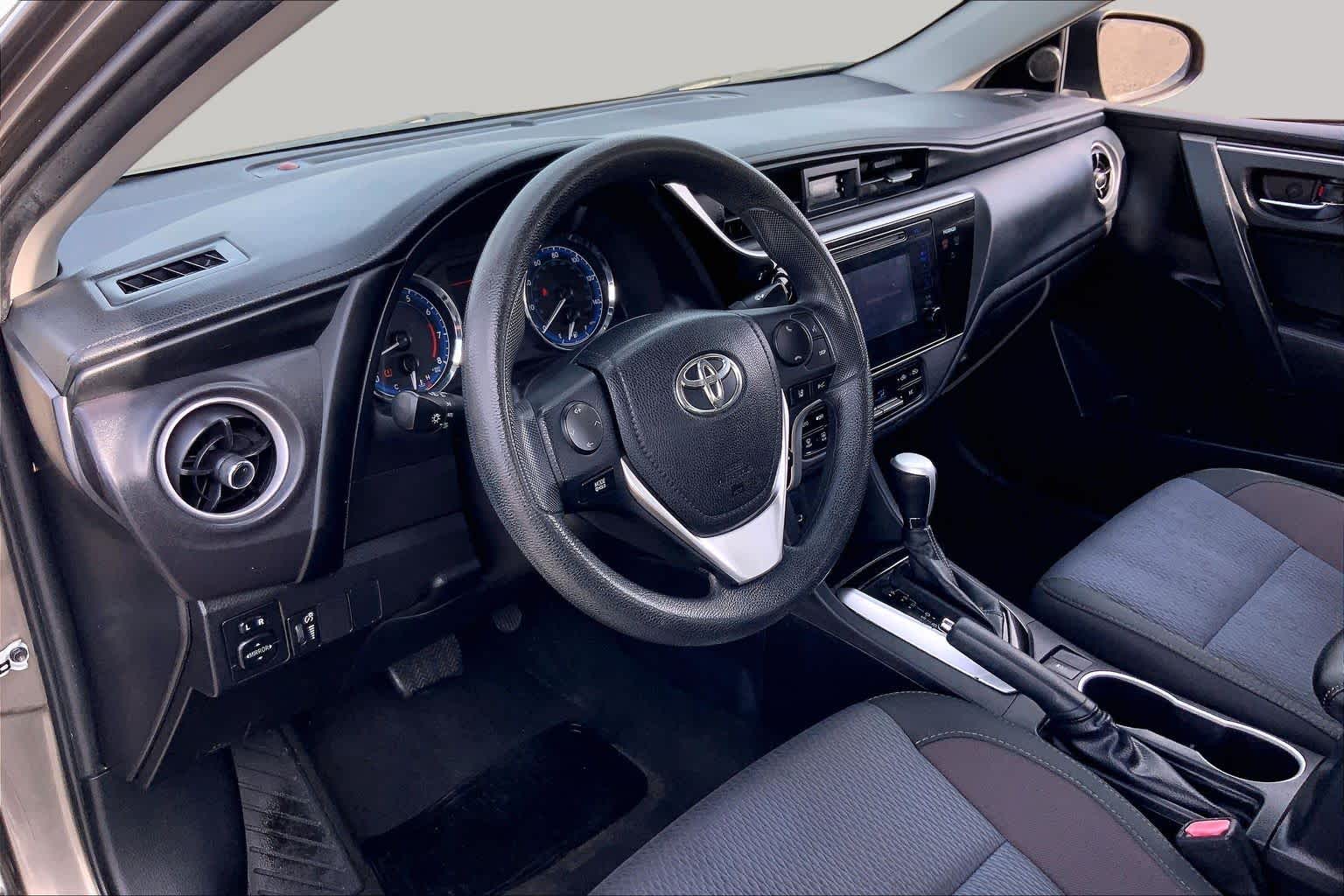 2017 Toyota Corolla photo 17 of 34