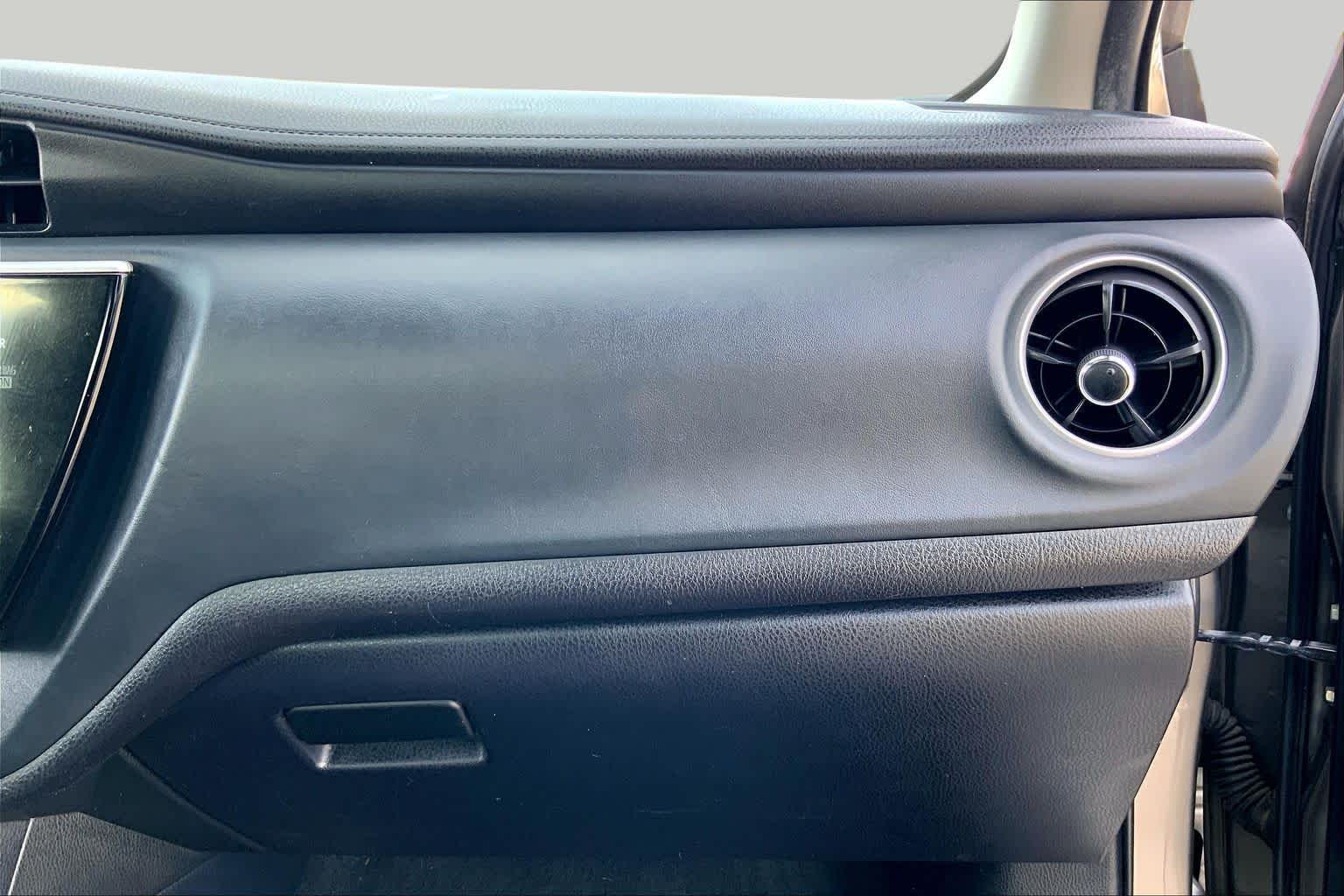 2017 Toyota Corolla photo 18 of 34
