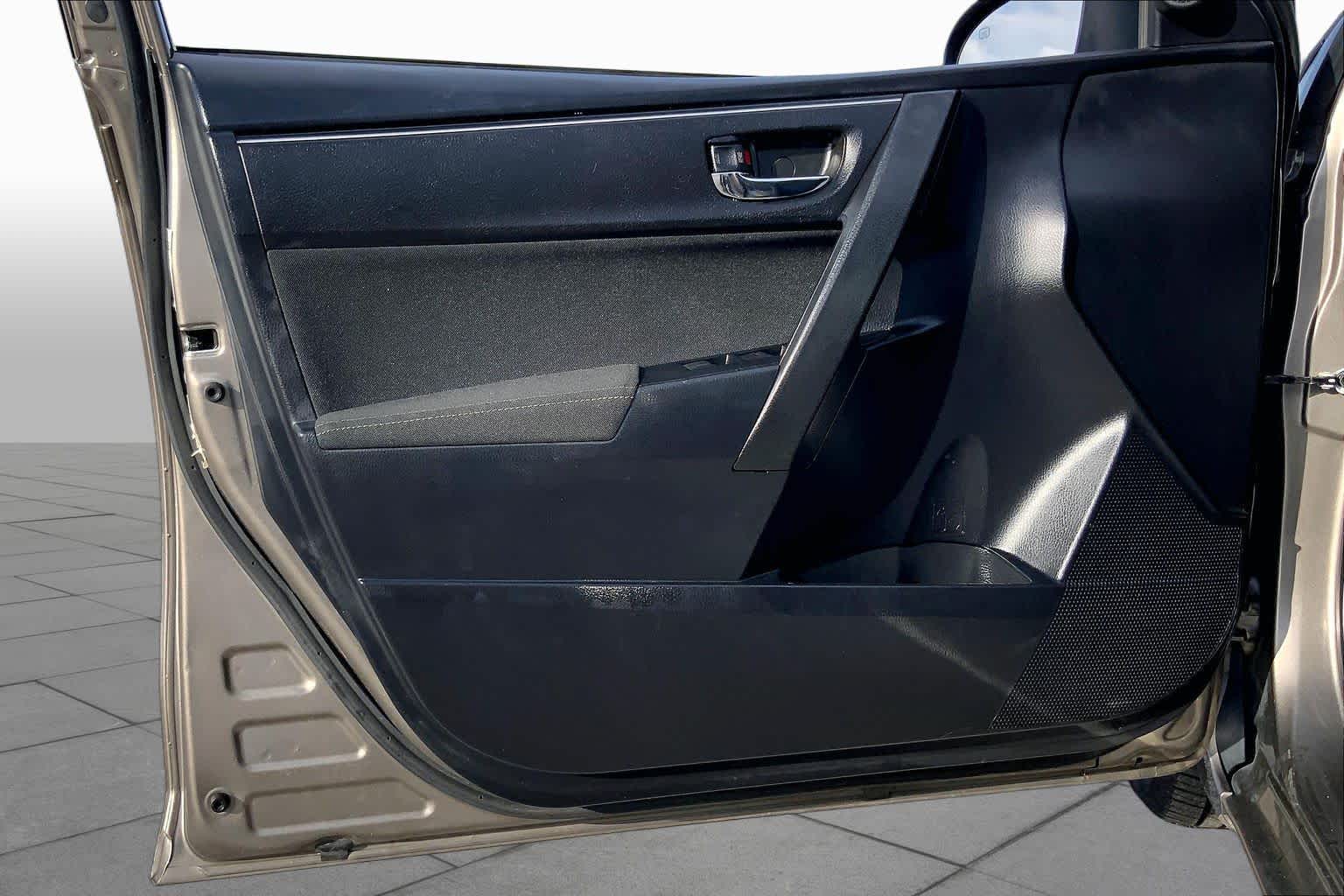 2017 Toyota Corolla photo 21 of 34