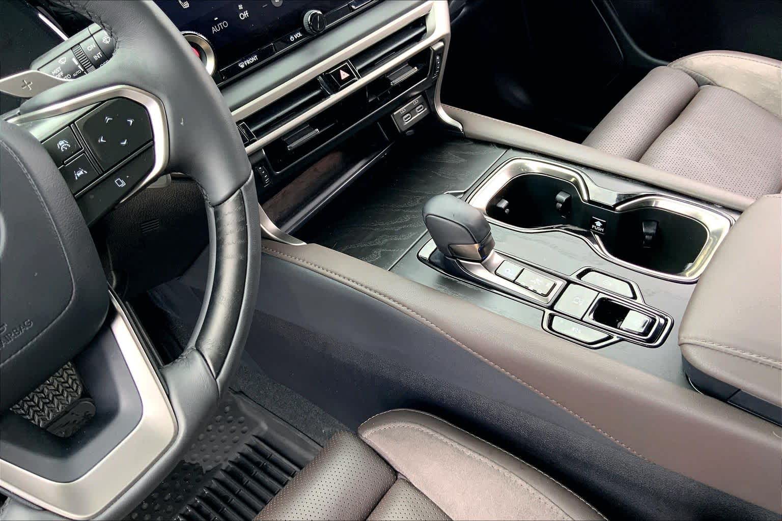 2025 Lexus RX 350 photo 16 of 36