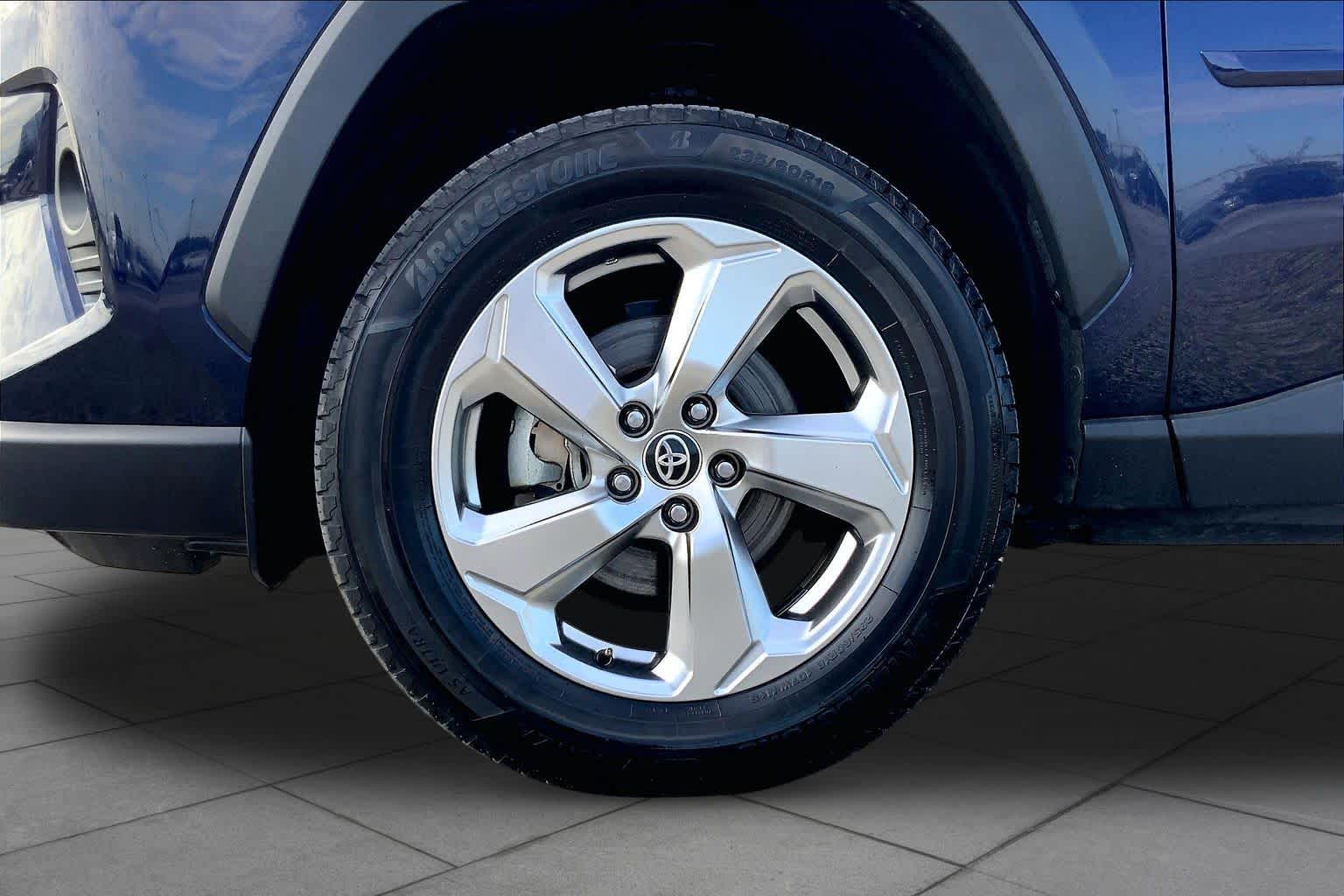 2021 Toyota RAV4 photo 11 of 34