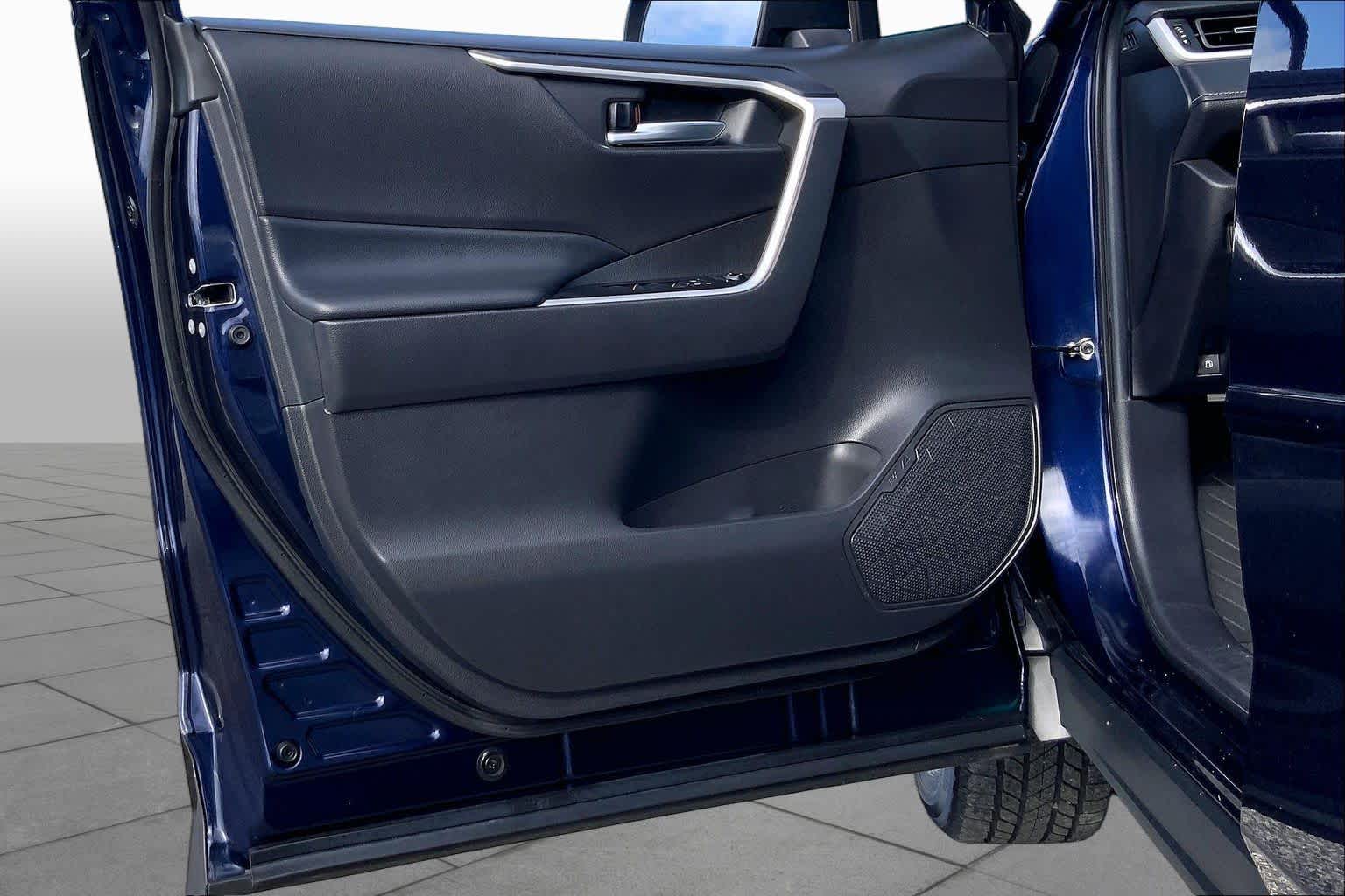 2021 Toyota RAV4 photo 21 of 34