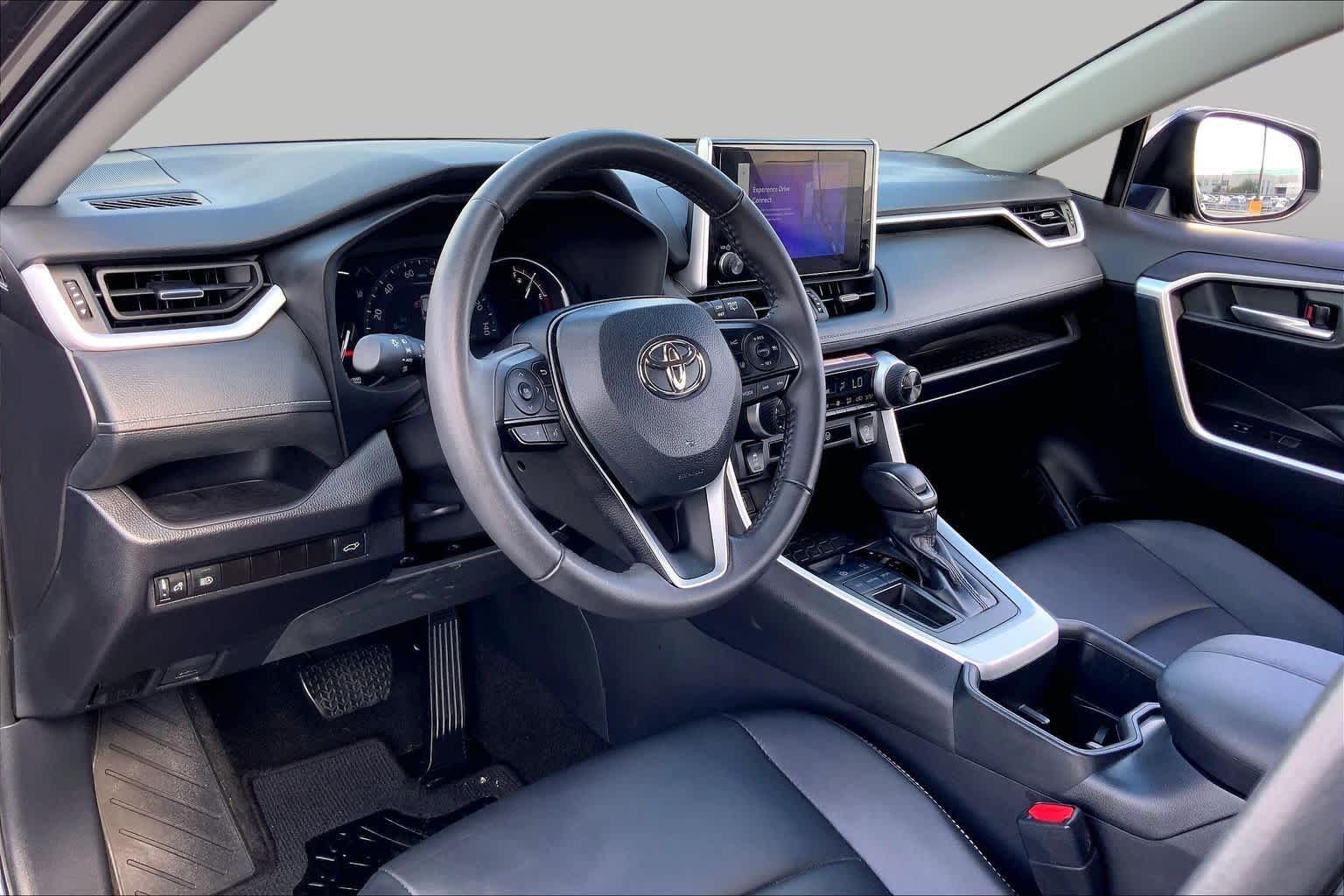 2025 Toyota RAV4 photo 17 of 36