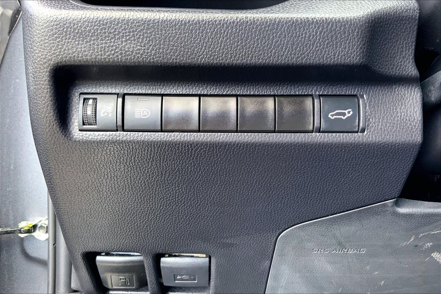 2025 Toyota RAV4 photo 33 of 36