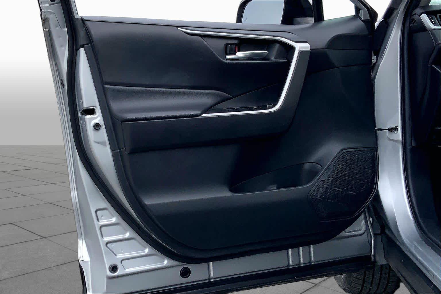 2021 Toyota RAV4 photo 21 of 36