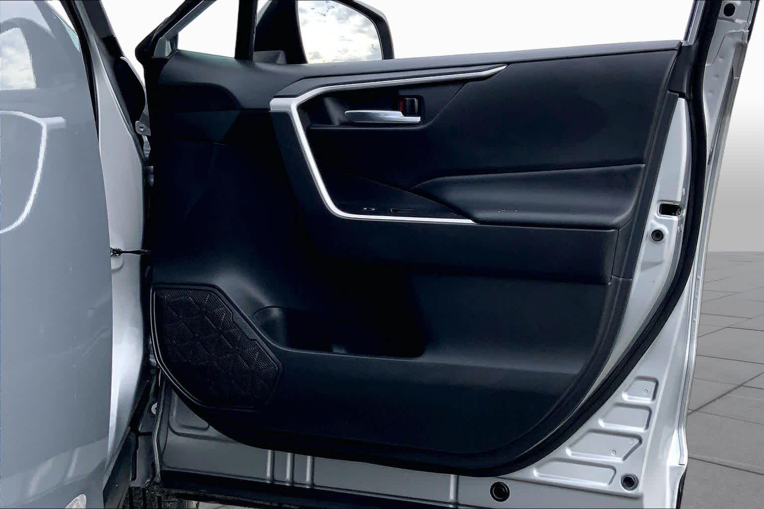 2021 Toyota RAV4 photo 22 of 36