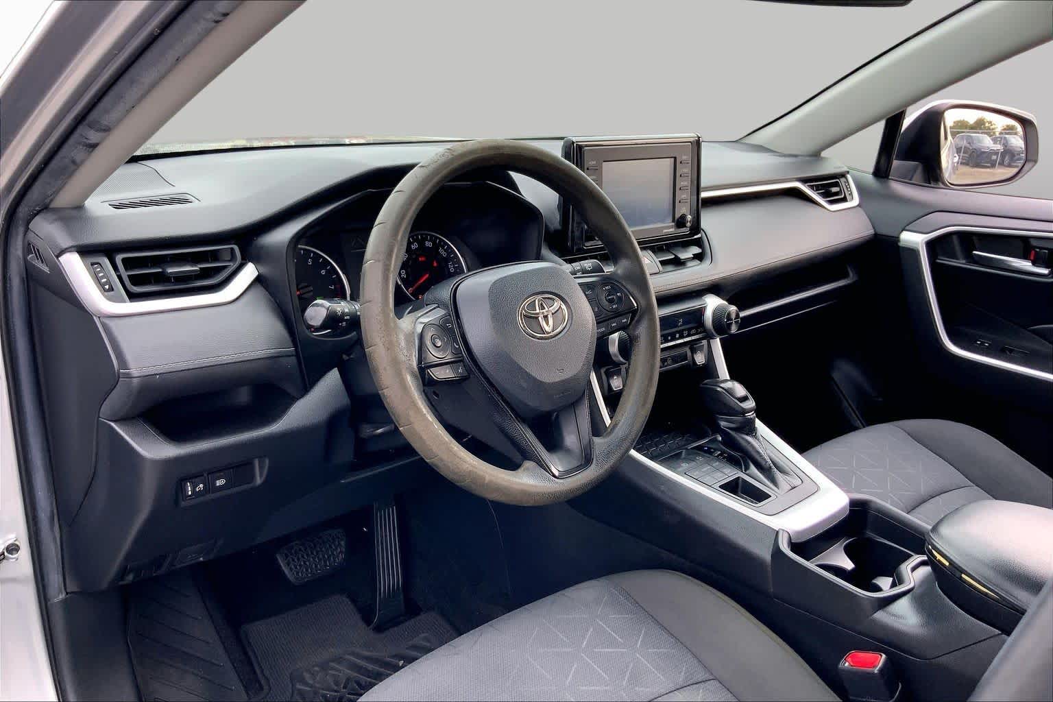 2021 Toyota RAV4 photo 17 of 36
