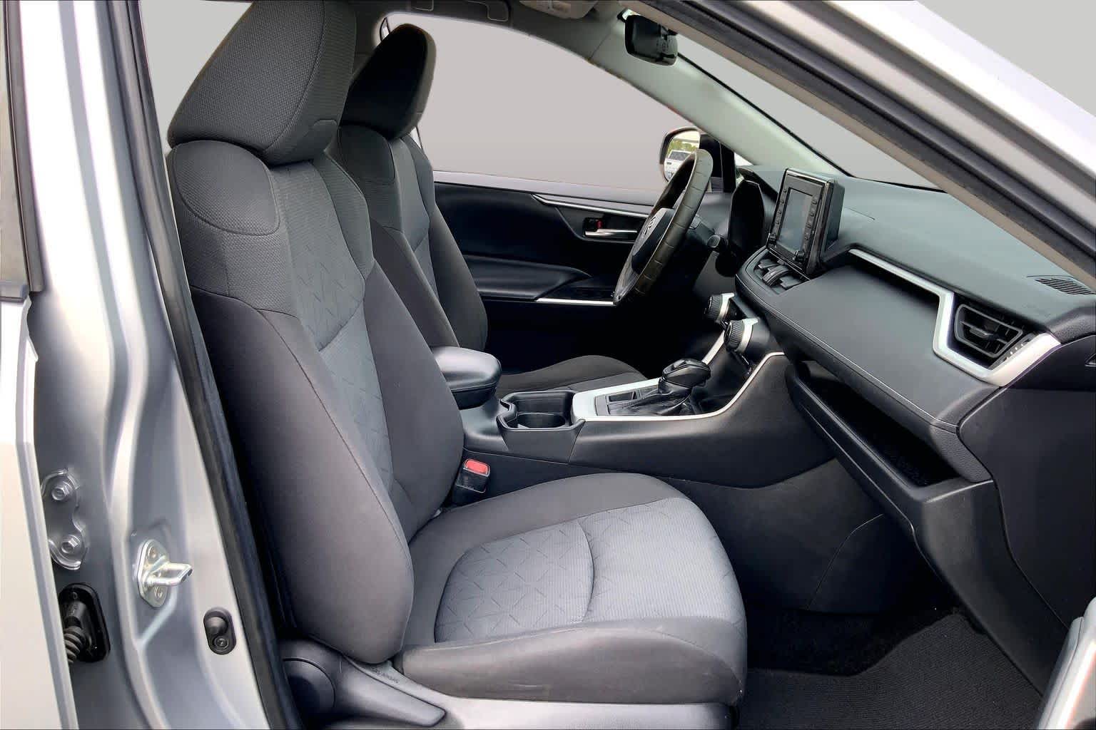 2021 Toyota RAV4 photo 9 of 36