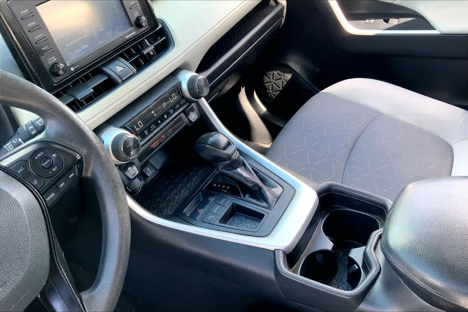 2021 Toyota RAV4 photo 16 of 36