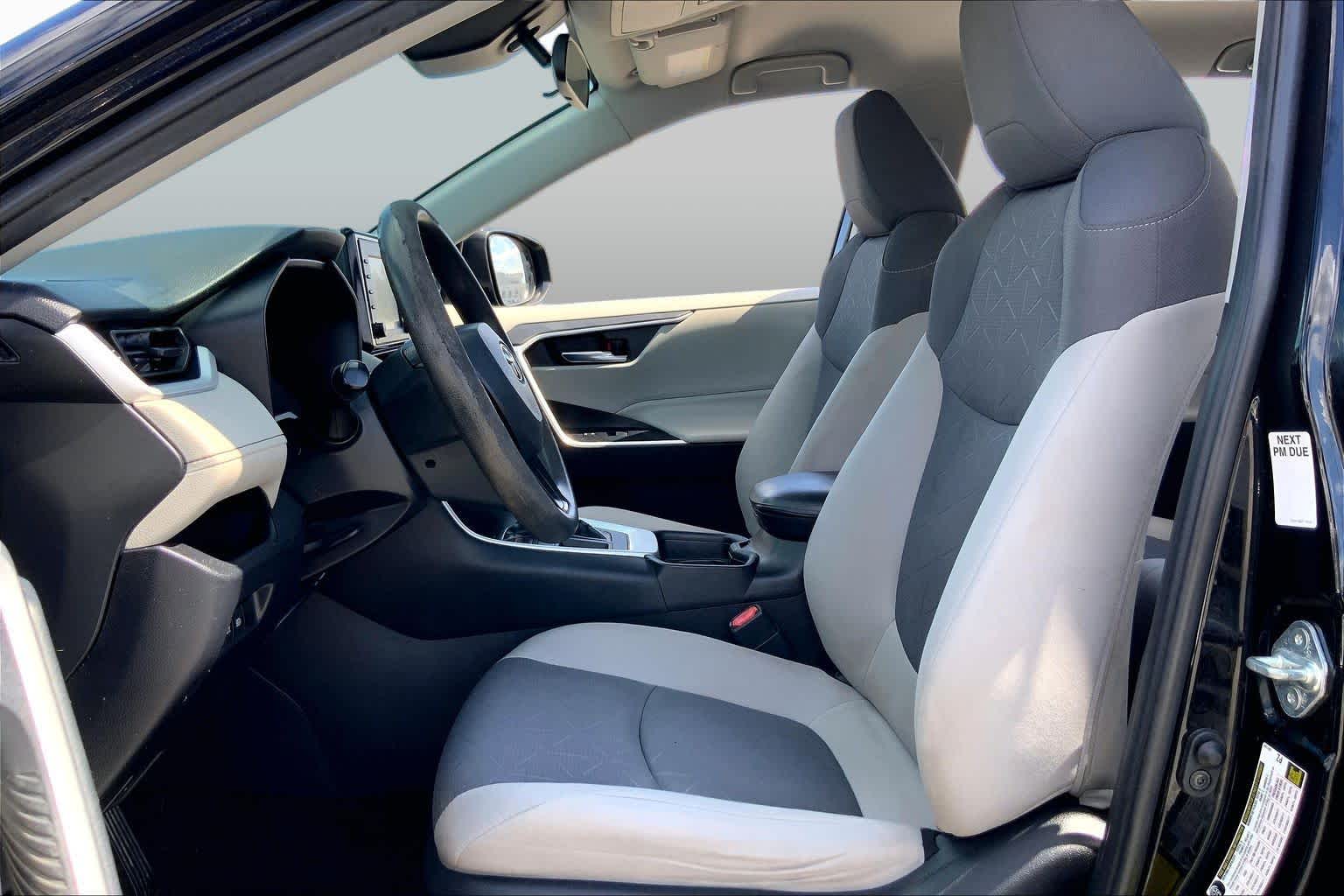 2021 Toyota RAV4 photo 8 of 36