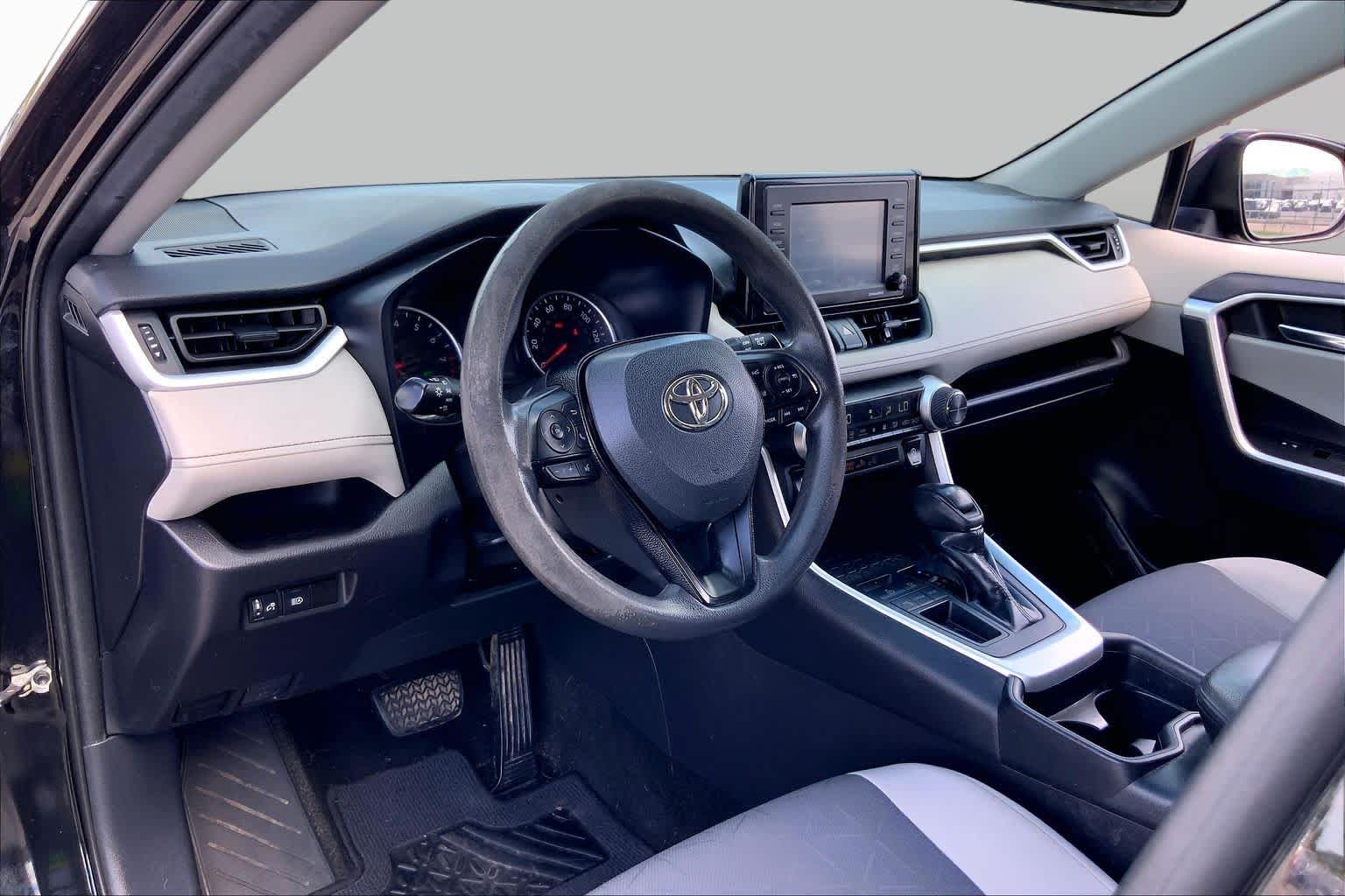 2021 Toyota RAV4 photo 17 of 36