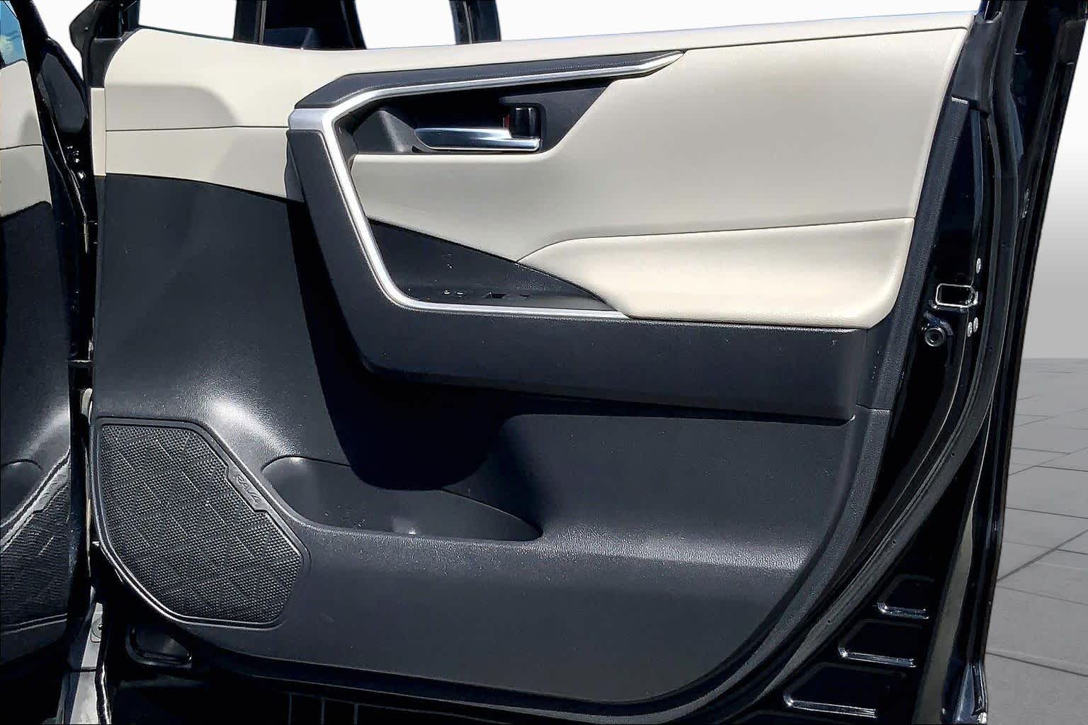 2021 Toyota RAV4 photo 22 of 36