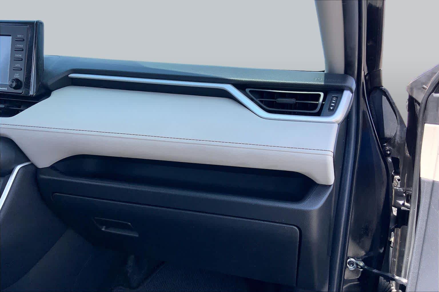 2021 Toyota RAV4 photo 18 of 36