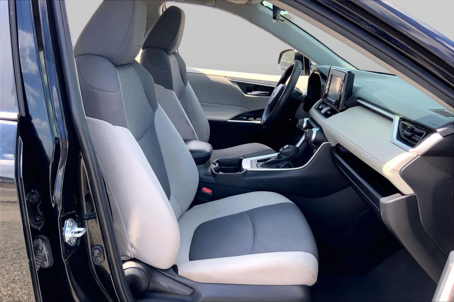 2021 Toyota RAV4 photo 9 of 36