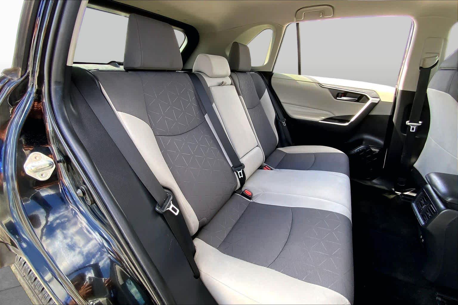 2021 Toyota RAV4 photo 19 of 36