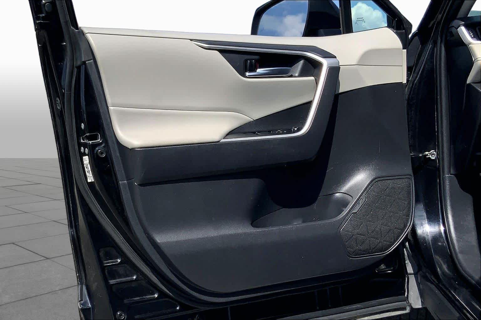 2021 Toyota RAV4 photo 21 of 36