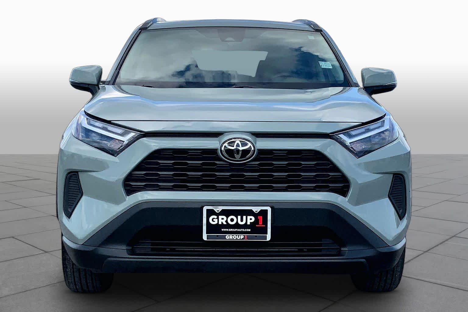 2022 Toyota RAV4 photo 4 of 36