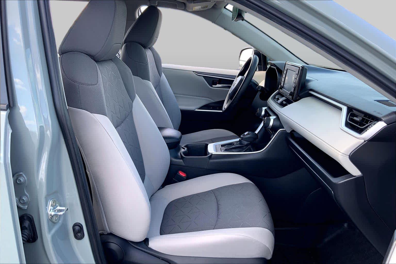 2022 Toyota RAV4 photo 9 of 36