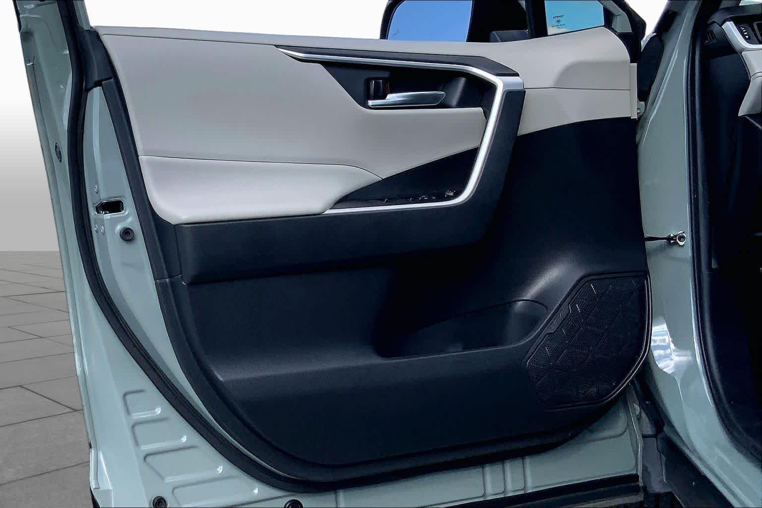 2022 Toyota RAV4 photo 21 of 36