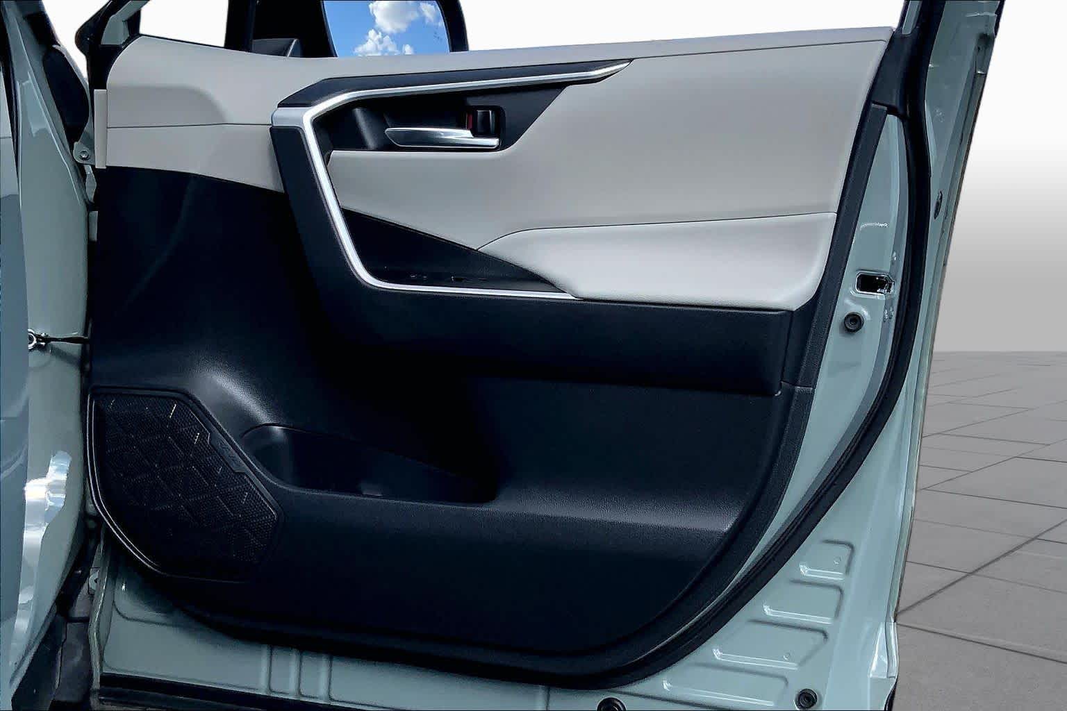 2022 Toyota RAV4 photo 22 of 36