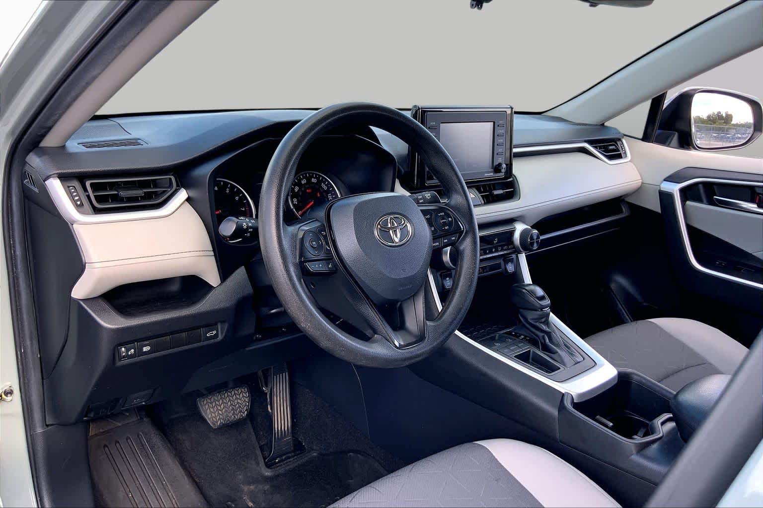 2022 Toyota RAV4 photo 17 of 36