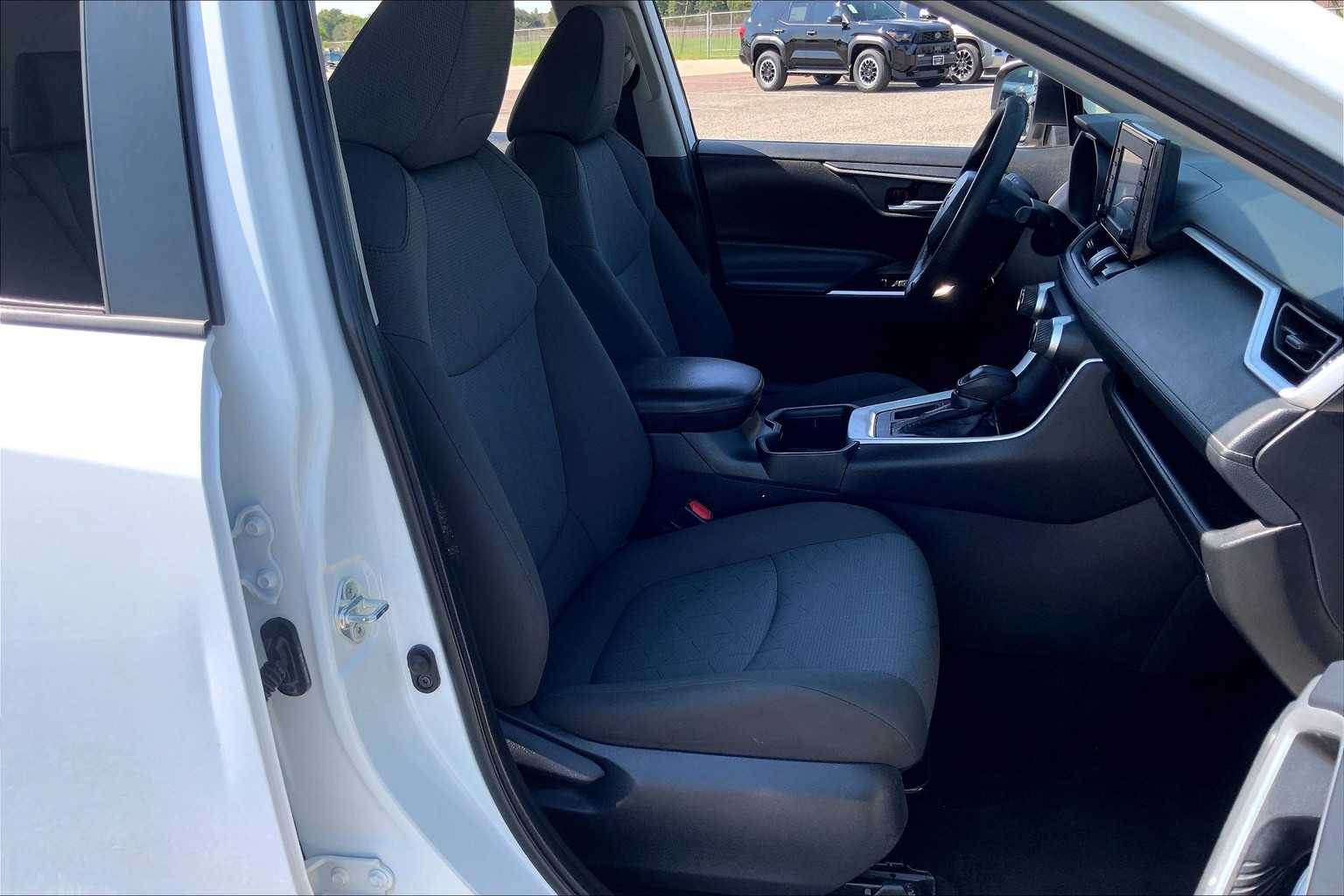 2022 Toyota RAV4 XLE White at Group 1 Toyota Southwest