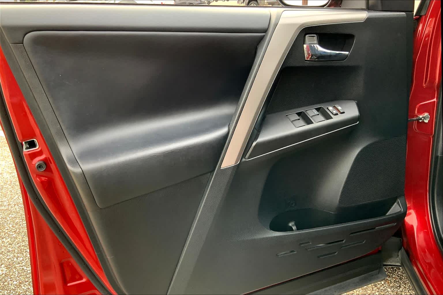 2018 Toyota RAV4 photo 21 of 35