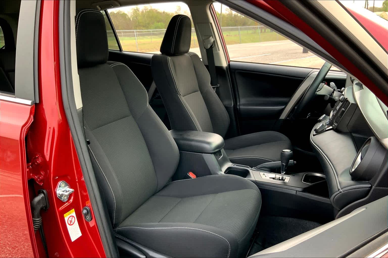 2018 Toyota RAV4 photo 9 of 35
