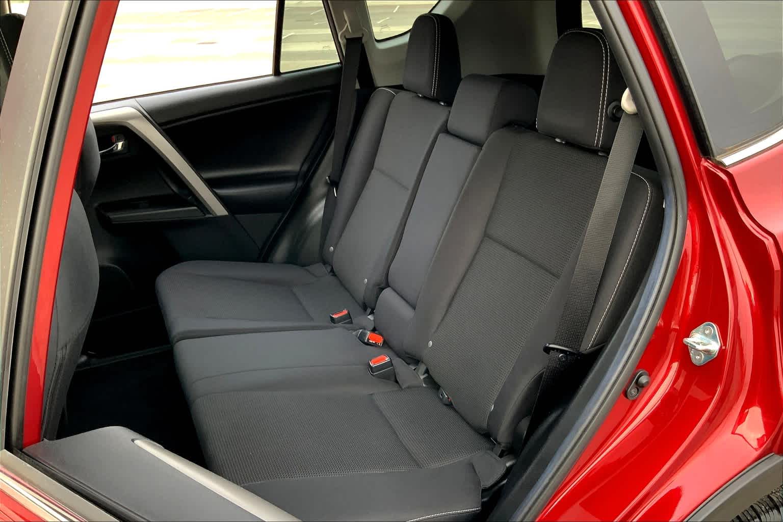 2018 Toyota RAV4 photo 20 of 35