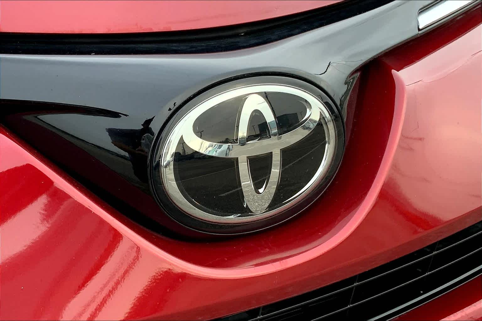 2018 Toyota RAV4 photo 28 of 35
