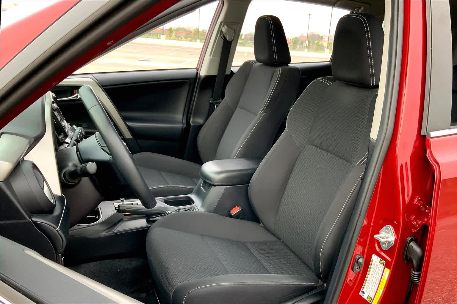 2018 Toyota RAV4 photo 8 of 35