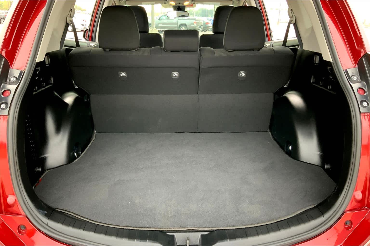 2018 Toyota RAV4 photo 34 of 35