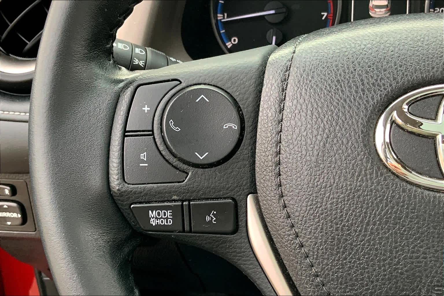 2018 Toyota RAV4 photo 23 of 35