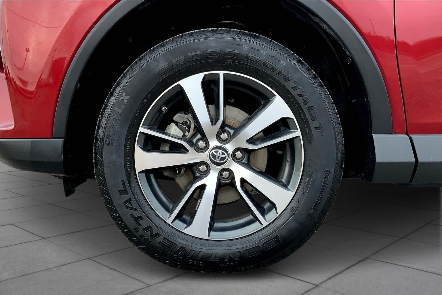 2018 Toyota RAV4 photo 11 of 35