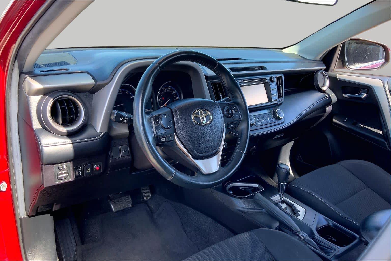 2018 Toyota RAV4 photo 17 of 36