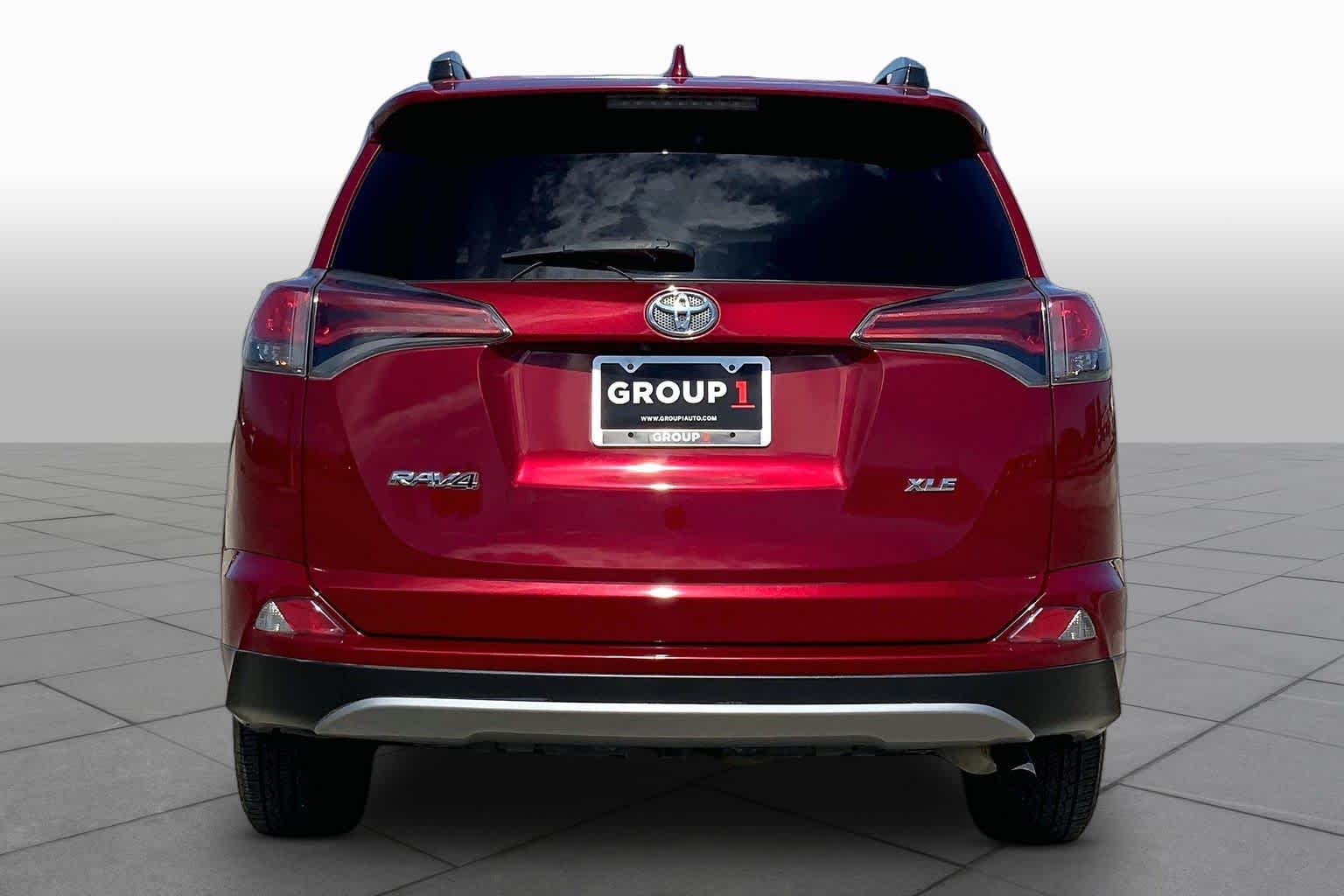 2018 Toyota RAV4 photo 5 of 36