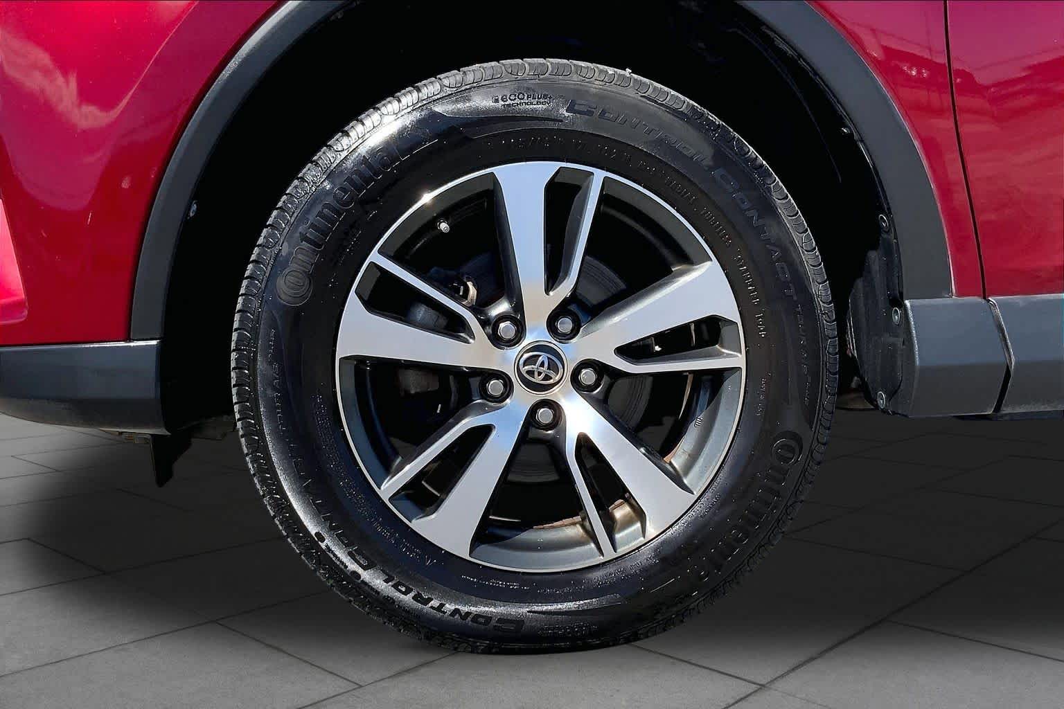 2018 Toyota RAV4 photo 11 of 36