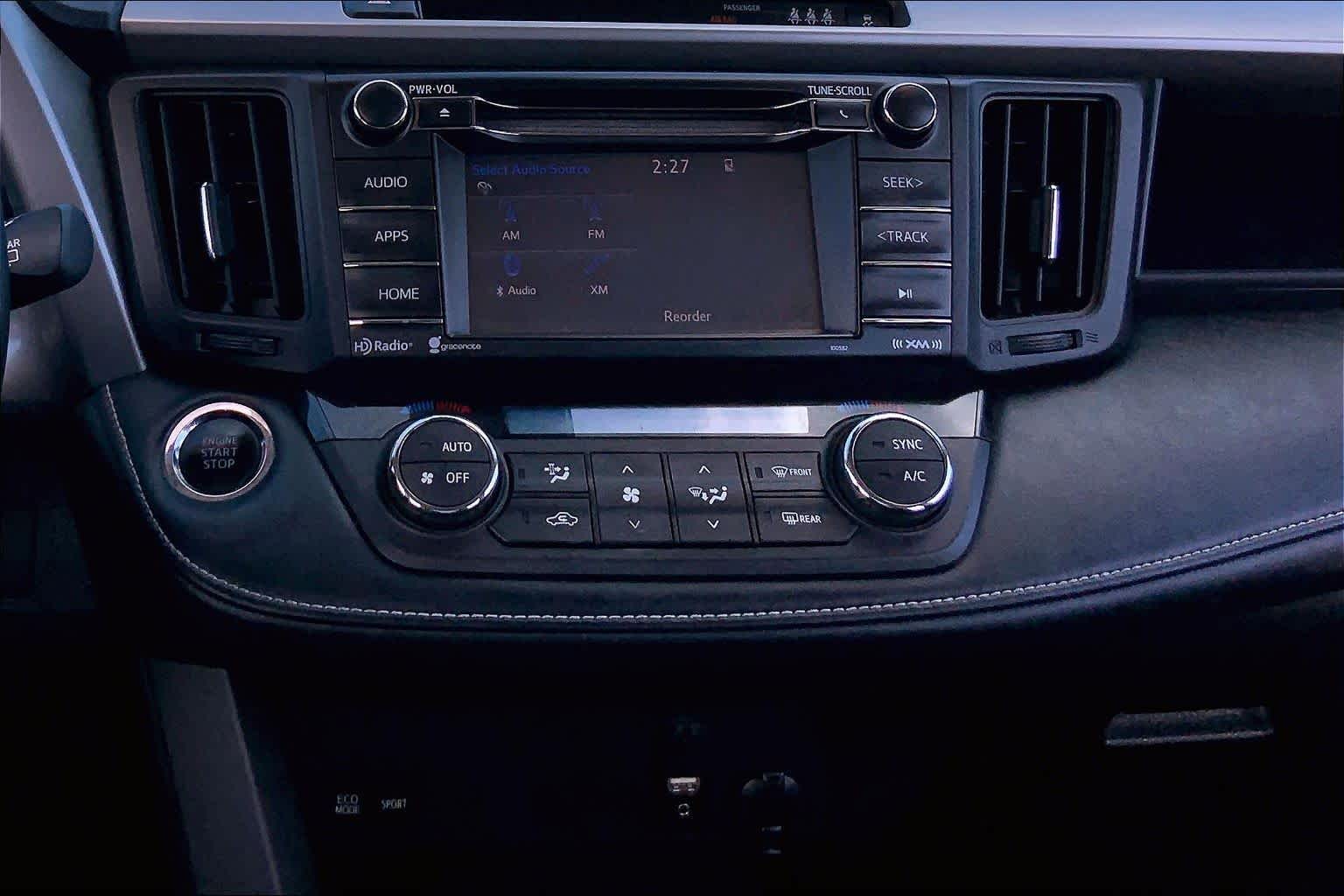 2018 Toyota RAV4 photo 7 of 36