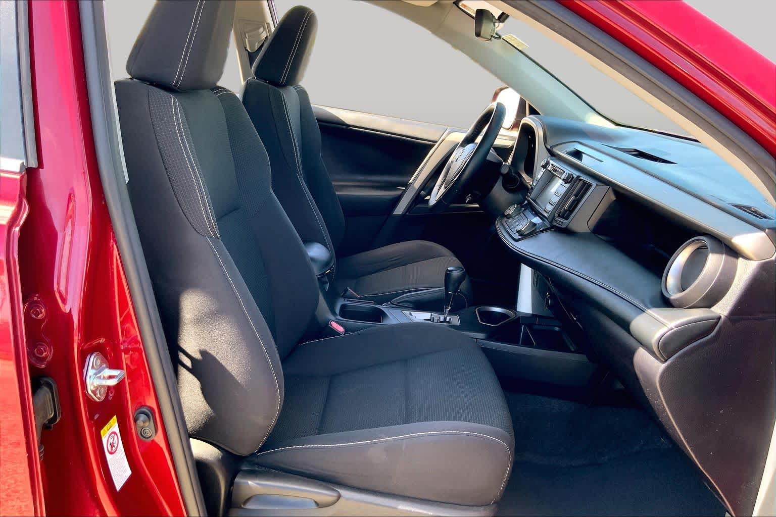 2018 Toyota RAV4 photo 9 of 36