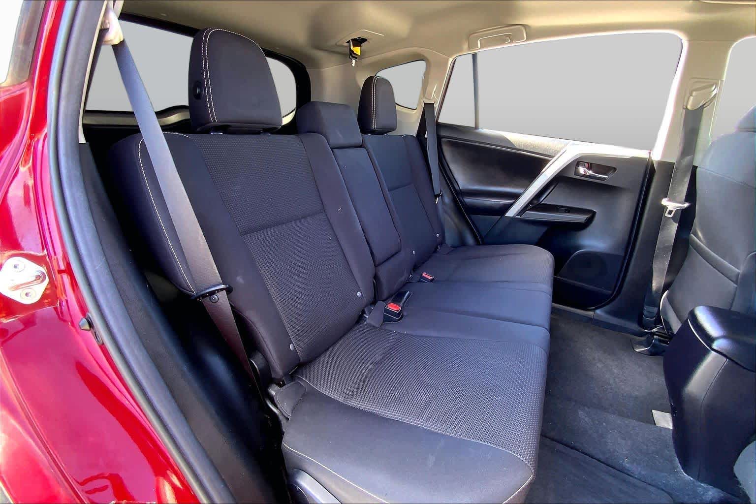 2018 Toyota RAV4 photo 19 of 36